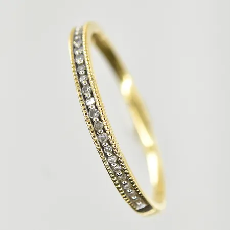 Ring med vita stenar, stl 17½, bredd 1-2 mm, 18K. Vikt: 1,2 g