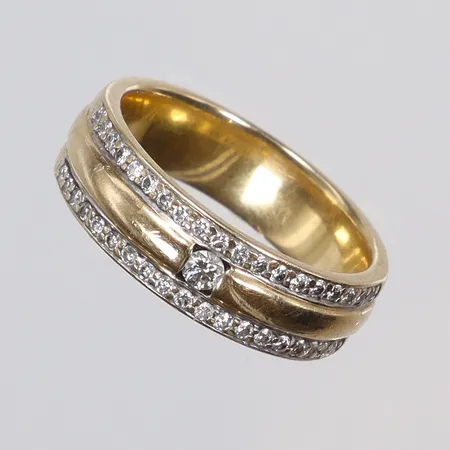 Ring med diamanter 1xca0,05ct samt 38xca0,01ct stl 17 bredd 5mm, PRN (Iduna Ab) 18K Vikt: 7,2 g
