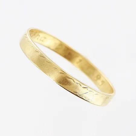 Ring, slät, stl 19½, bredd 2,5mm, skevheter, slitage, gravyr, 18K. Vikt: 1,7 g