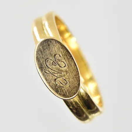 Ring med namngraverad platta, stl 18¼, bredd 4-6 mm, gravyr, 18K. Vikt: 5,1 g