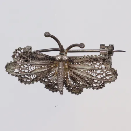 Brosch i form av fjäril i filigranteknik 21x35mm, något skev nål silver 800/1000 Vikt: 3,7 g
