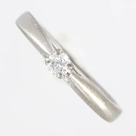 Ring med diamant 0,10ct, stl 15¼, bredd 3mm, GHA, vitguld, i behov av rodiering, 18K Vikt: 3,2 g