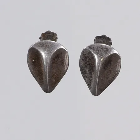 Ett par Örhängen, clippers, bredd 13mm, smärre slitage, omkring 1900-talets mitt, endast svensk importstämpel, tillskrivna Hermann Siersbøl silver 925/1000  Vikt: 3,4 g