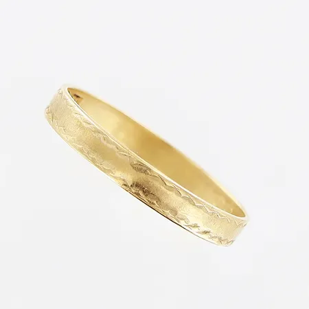 Ring, slät, stl 18, bredd 2,5mm, skevheter, slitage, gravyr, 18K. Vikt: 1,5 g