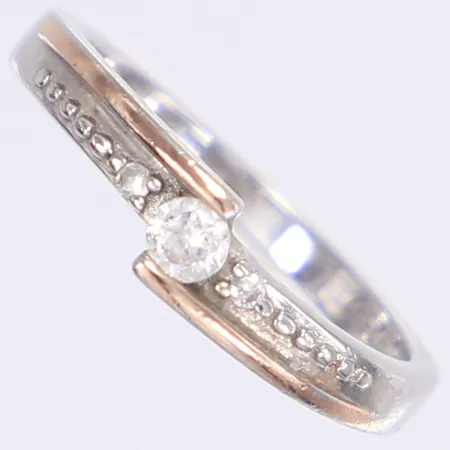 Ring med vita stenar, förgyllda detaljer, stl 16½, bredd 2-4mm, silver 925/1000 Vikt: 1,8 g