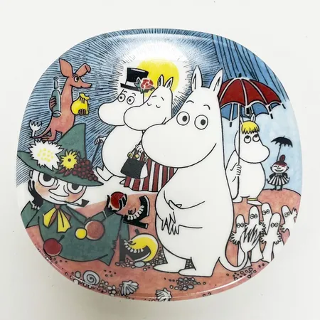 Väggfat Mumin, ca 12,5cm x 12,5cm, Arabia Finland, Söndagspromenad, Tove Jansson, porslin. 