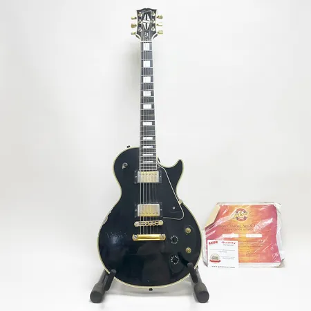 Elgitarr Gibson Les Paul Custom, serienr: CS31900, certifikat, slitage, stött skador, saknar rattar, strap knoppar ej i original, hårt fodral Gator GW-LP-BROWN.  Vikt: 0 g Skickas med Bussgods eller PostNord