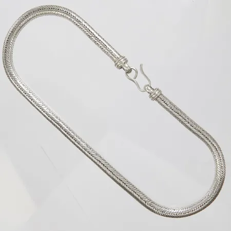Collier, längd ca 46,5cm, bredd 8mm, ostämplad, silver Vikt: 178,8 g