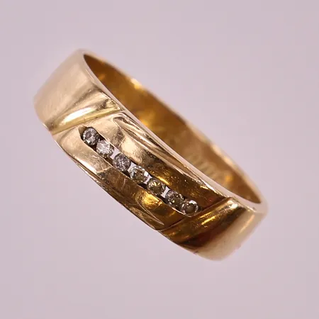 Ring med diamanter 7 x ca 0,01ct, stl: 19, bredd 5-6mm, gravyr, ostämplat 18K.  Vikt: 5,8 g