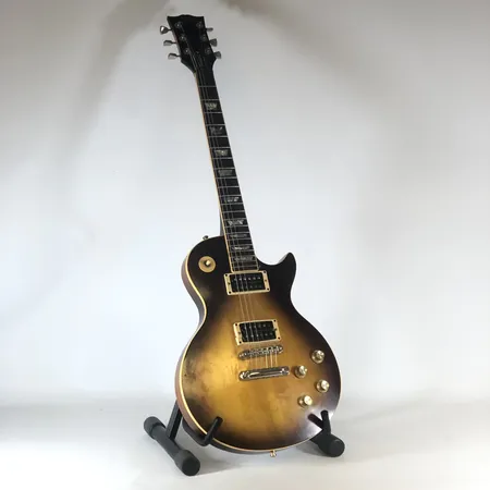 Elgitarr, Gibson Les Paul, Tobacco Burst, 1978, USA, serienummer 71108565, "Norling Era", Chainsaw case, pärlemorinlägg i hals, hårt bruksslitage, slitage på band, behov av bandbyte, humbucker ring defekt, färgavfall, nagg, i hårt case Skickas med Bussgods eller PostNord