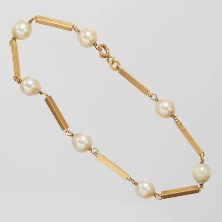 Armband stavlänk med odlade saltvattenpärlor, längd ca 19,5cm, bredd 2-6,5mm, slitage på pärlor, bucklig, 18K, bruttovikt: 4,7g.