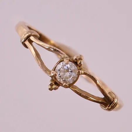 Ring med vit sten, stl: 18¼, bredd 1,4-7,4mm, 18K.  Vikt: 2 g