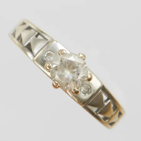 Ring, vita stenar, stl 16½, bredd 2-4mm, vitguld, behöver omrodieras, skev, 18K Vikt: 3,4 g