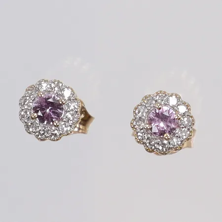 Ett par Örhängen  i carmosé med rosa sten samt diamanter 26xca0,005ct, bredd 5mm, GHA, 18K Vikt: 1,3 g