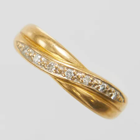 Ring, briljantslipade diamanter 7 x ca 0,01ct, stl 17, bredd 2-5mm, GHA, 18K Vikt: 2,1 g
