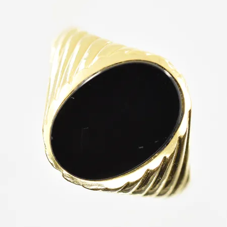 Klackring med svart sten, stl 20, bredd 3-15 mm, ostämplad, 18K. Vikt: 4,6 g