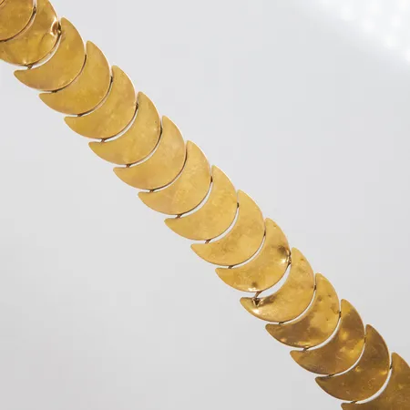 Armband, längd ca 19cm, bredd 20mm, ihålig, bucklig, skadade länkar, 18K Vikt: 23,9 g