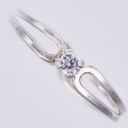 Ring med vit sten, stl ca 16½, bredd ca 2-4mm, HSG, silver 925/1000  Vikt: 0,8 g