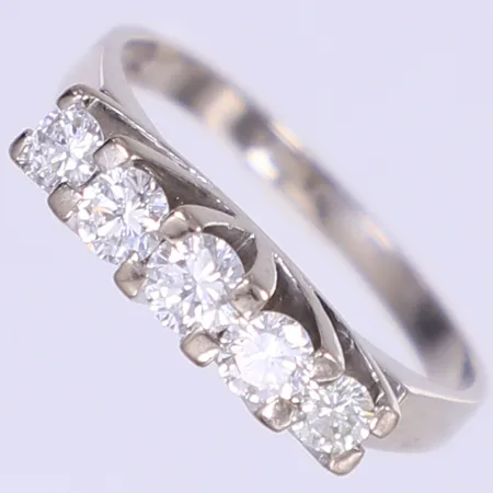 Ring med diamanter totalt 0,66ctv enligt gravyr, stl 17½, bredd 2-4mm, något ojämn skena, vitguld 18K Vikt: 4,4 g