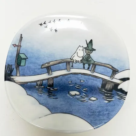 Väggfat Mumin, ca 12,5cm x 12,5cm, Arabia Finland, vänskap, Tove Jansson, porslin. 