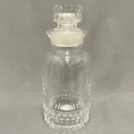 Karaff med propp, Silvia, Ingeborg Lundin, Orrefors, klarglas, höjd: ca 23,5cm, Ø9,5cm i botten, litet nagg i botten, osignerad.  Skickas med postpaket.