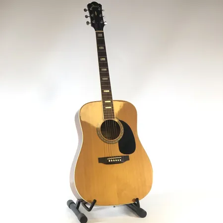 Akustisk gitarr, Ibanez Vintage, modellnr 268, stötskada på bakresida av hals, i övrigt bra skick, med case Skickas med Bussgods eller PostNord
