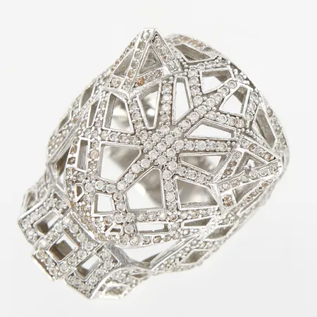 Ring med vita och gröna stenar, stl 18¼, bredd 32mm, defekt, en sten saknas, vitguld, 18K Vikt: 18 g