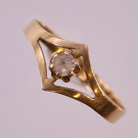 Ring med vit sten, stl 18, ca bredd 2,5-8,5mm, skev. 18K Vikt: 1,2 g