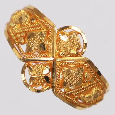 Ring, genombrutet mönster, stl 18½,  bredd 4,7-13mm, bucklig, skev skena 22K Vikt: 2,7 g