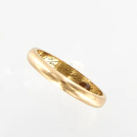 Ring, slät, stl 18, bredd 2,5mm, gravyr, 18K.  Vikt: 3,3 g