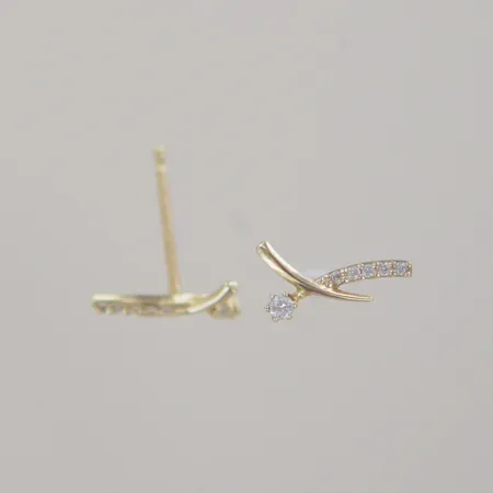 Ett par örhängen med stenar, höjd 10 mm, ploppar saknas, 14K Vikt: 0,6 g