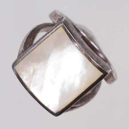 Ring med pärlemo stl 17¾ bredd 4-22mm silver 925/1000 Vikt: 8,7 g