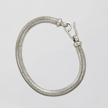 Armband, längd ca 20cm, bredd 6,5mm, ostämplad, silver Vikt: 48,2 g