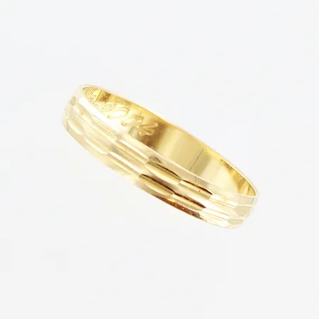 Ring, stl 18½, bredd 3,5mm, skev, gravyr, 18K.  Vikt: 1,6 g