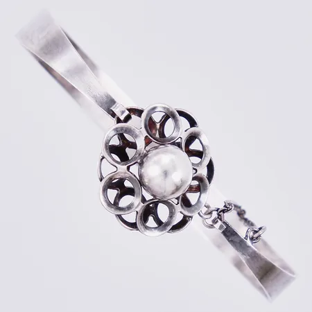 Stel armring, Salovaara år 1971, inner Ø ca 6,2cm, bredd: ca 2-22mm, öppningsbart med säkerhetskedja, aningen skev samt trasig ögla till säkerhetskedja, silver 925/1000 Vikt: 11,3 g