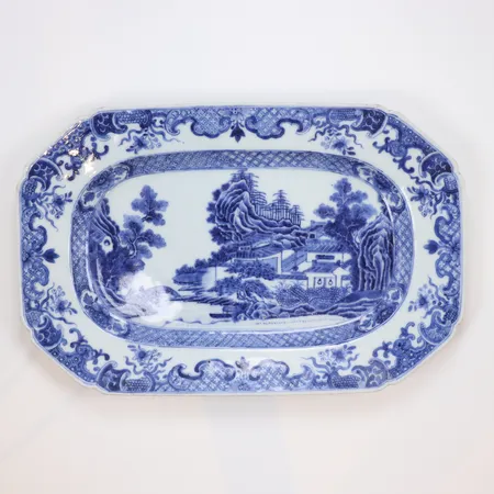 Stekfat Kina Qianlong (1736-95), 25x16cm, kompaniporslin, smärre ytslitage, fina detaljer i måleriet  Skickas med postpaket.
