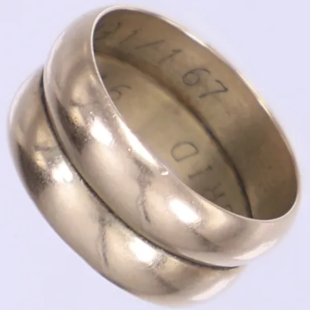 Ring, stl 17¾/18, bredd 9mm, tillverkad från två ihopplödda ringar, gravyr, 18K Vikt: 6,6 g