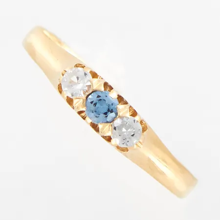 Ring med stenar, stl 19, bredd 3,5mm, 18K Vikt: 1,5 g