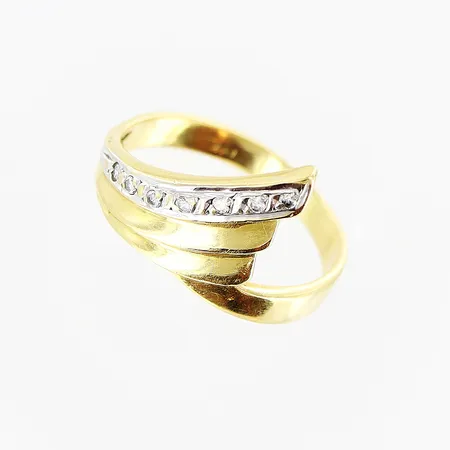 Ring, vita stenar, stl 18, bredd 2,5-15mm, smärre skevhet, 18K.  Vikt: 4,1 g