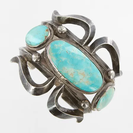 Armring, turkoser, ca 70x37mm, bredd 34-69mm, gravyr, ostämplat, silver. Vikt: 175 g