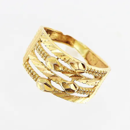 Ring, stl 15½, bredd 2-10mm, skevheter, 21K.  Vikt: 2,8 g