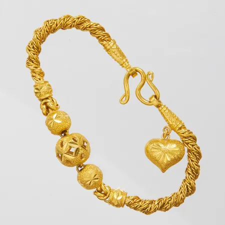 Armband, berlock, längd ca 17cm, bredd 3,5-20mm, thaiguld 2 baht, 23K Vikt: 30,4 g