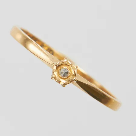 Ring, åttkantslipad diamant 1 x ca 0,01ct, stl 16½, bredd 1,3-3,3mm, Pettersson Ab Olof, Stockholm, år 1984, 18K Vikt: 1,3 g