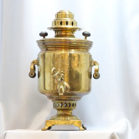 Samovar i mässing, Ryssland sent 1800-tal/tidigt 1900-tal, krönt med den dubbelhövdade örnen, med detaljer i trä, höjd  ca 45cm, bruksslitage  Skickas med postpaket.