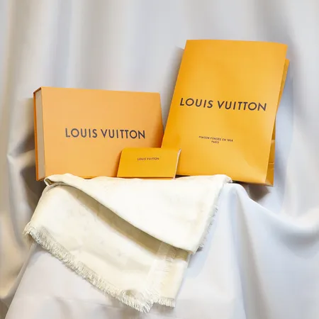 Scarf Louis Vuitton Châle Monogram Shine Blanc, modell-nr: M74026, mått ca 135x135cm, box, kvitto (daterat 2022) samt papppåse, små hål, maskor (se bilder) 