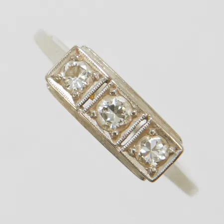 Ring, briljantslipade diamanter 2 x ca 0,10ct + 1 x ca 0,15ct, stl 17¼, bredd 1,5-5mm, vitguld, 18K Vikt: 2,7 g