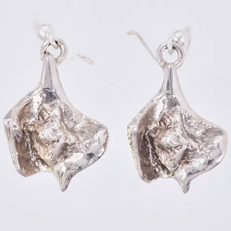 Ett par örhängen, längd: ca 3,5cm, bredd: ca 15mm, silver 925/1000, delar i vitmetall Vikt: 7,9 g