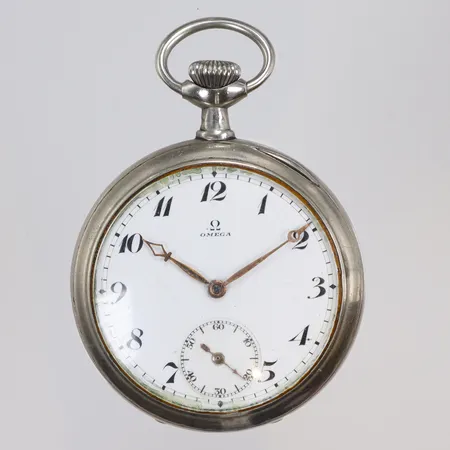 Fickur Omega Ø48mm boett nr 5761482 snr 4372766 manuell uppdragning, runt omkring år 1910, vitmetall, glas med små nagg, små bucklor i boetten 
