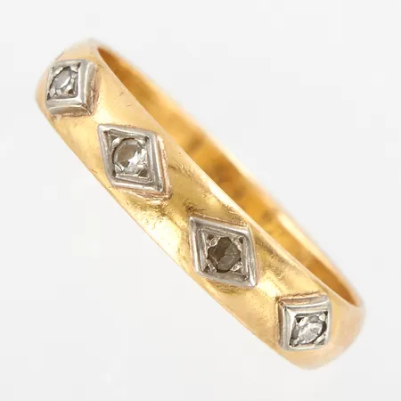 Ring med stenar, stl 18, bredd 4mm, gul/vitguld, gravyr, 23K Vikt: 4 g