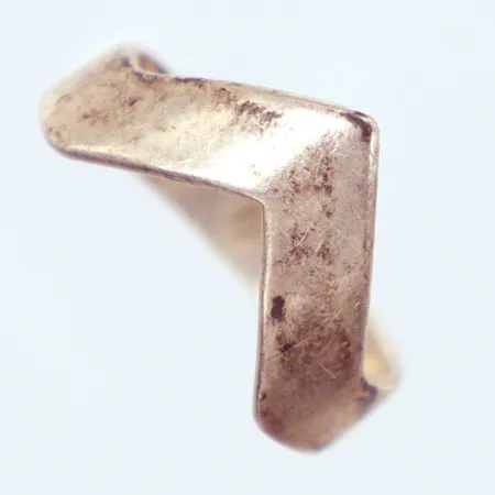 Ring, Ø18½, ojämn i skenan, silver 830/1000 Vikt: 2,8 g